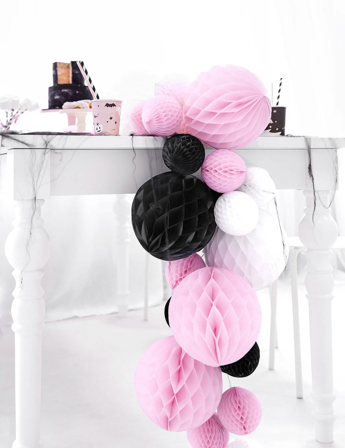 Mise en scène em decoração de mesa da bola de papel alveolado para decoração de festa branco