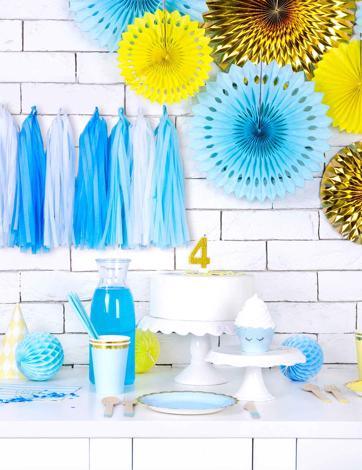 Mise en situation de décoration de la boule en papier alvéolé à suspendre bleu ciel