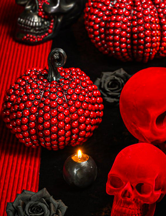 Pequena abóbora decorativa em resina com pérolas vermelho sangue 19 cm