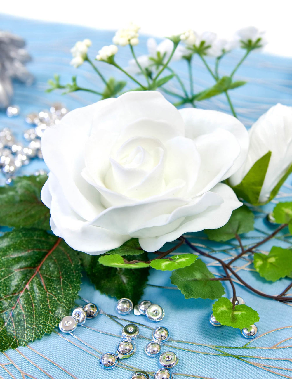 Grande aproximação da cor de rosa da pequena composição de flores artificiais de casamento para centro de mesa brancas