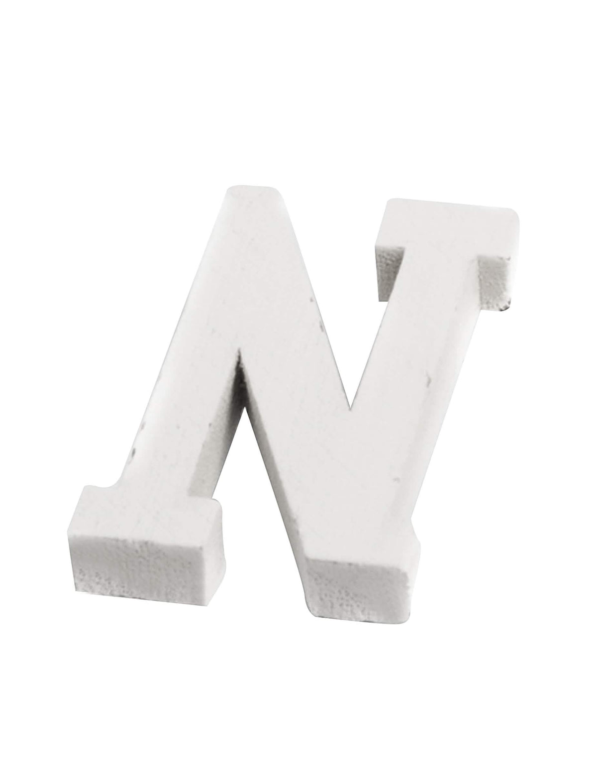 Pequena letra n em madeira para casamento branco