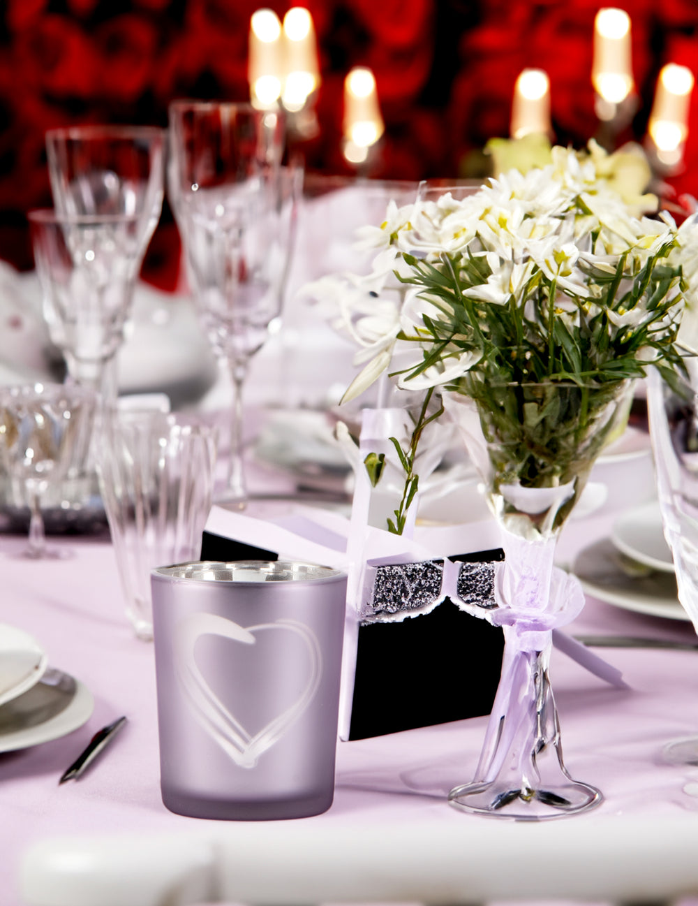 Mise en situation sur une table de fête du photophore en verre coeur parme