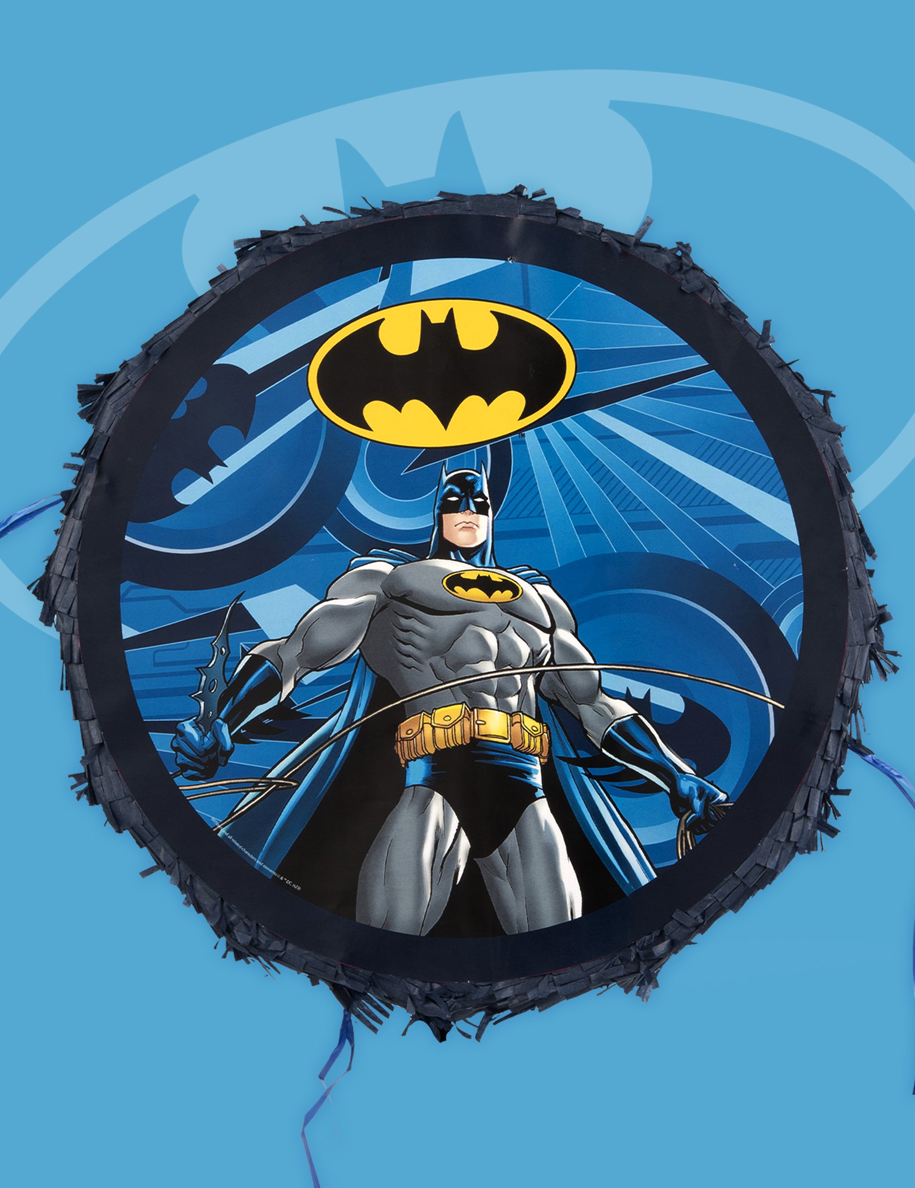 Gros plan sur l'illustration centrale de la piñata Batman