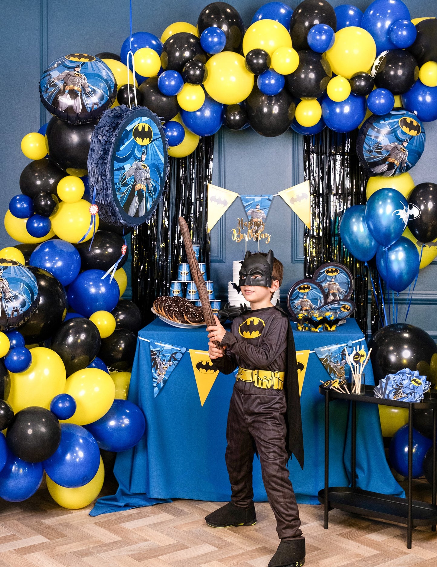 Mise en situation avec enfant et décorations de la piñata Batman