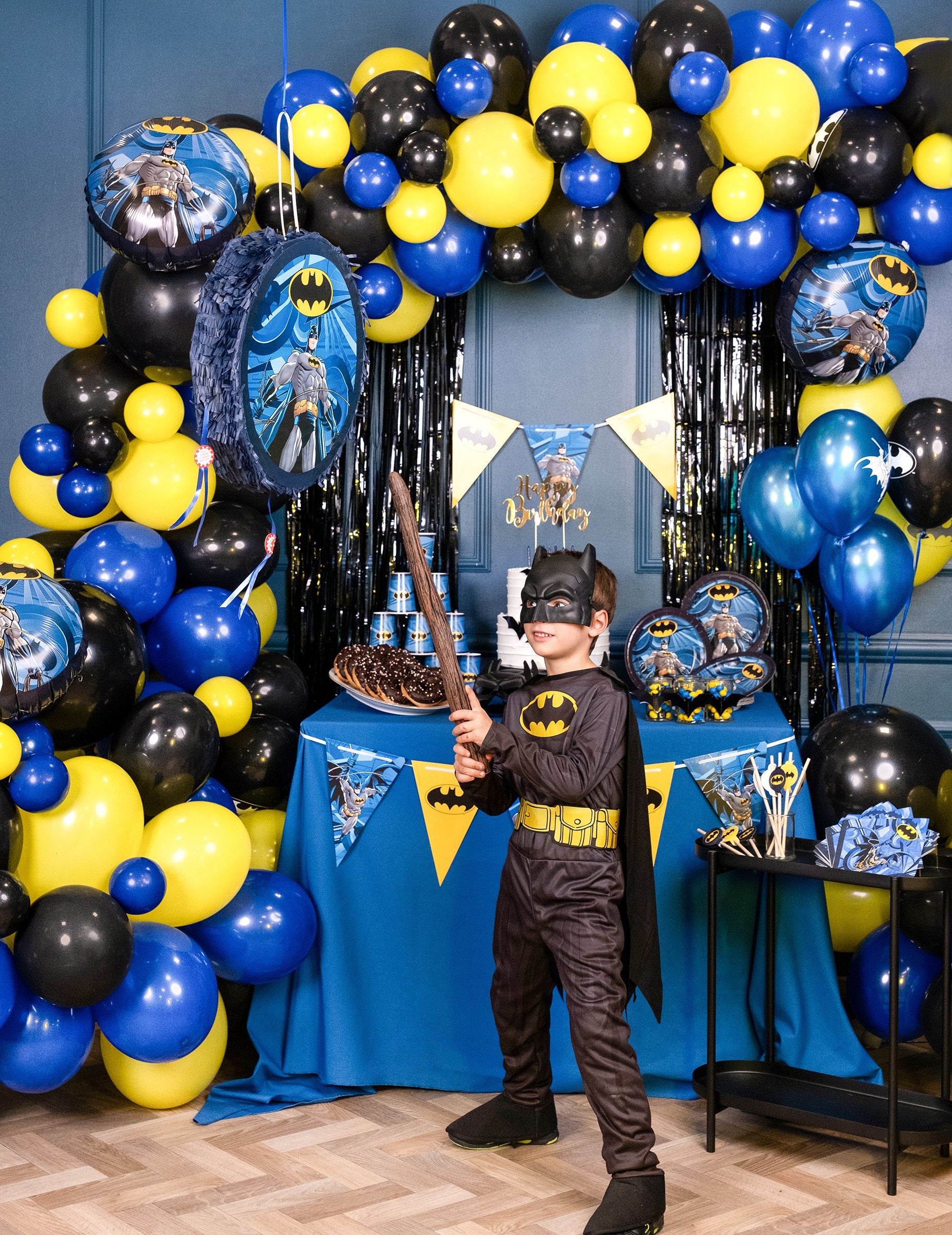 Mise en situation avec enfant et décorations de la piñata Batman