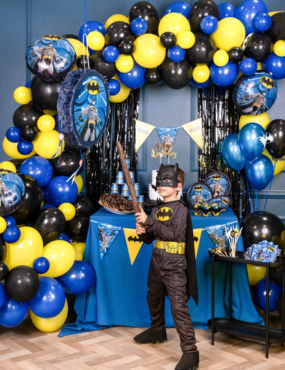 Mise en situation avec enfant et décorations de la piñata Batman