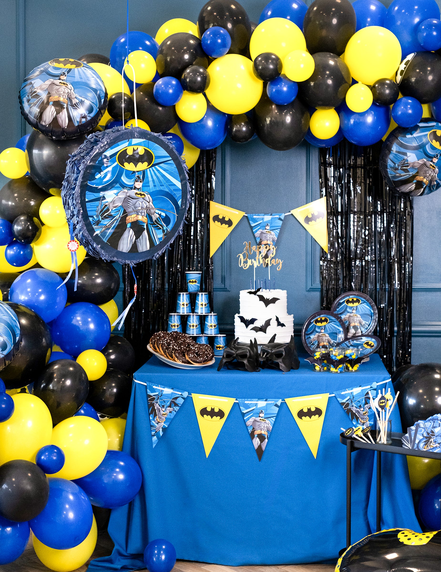 Mise en scène festive lors d'un anniversaire de la Piñata Batman