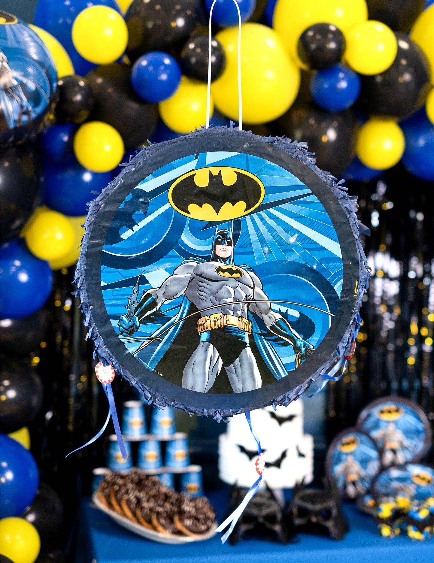 Mise en situation suspendue dans un décor de fête de la piñata Batman