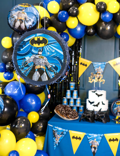 Mise en scène de la décoration de table de la piñata Batman