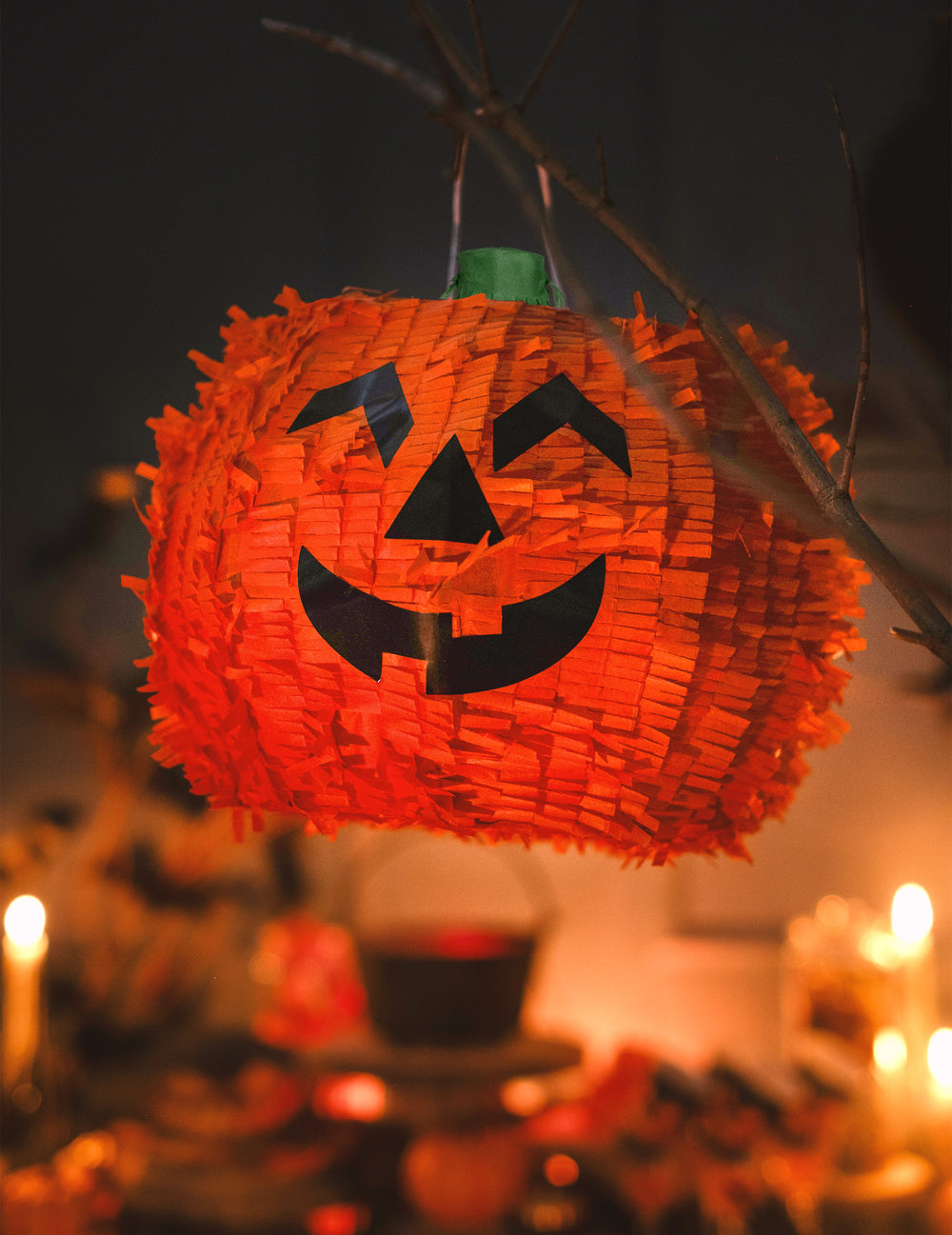 Mise en situation sur une branche de la piñata citrouille Halloween