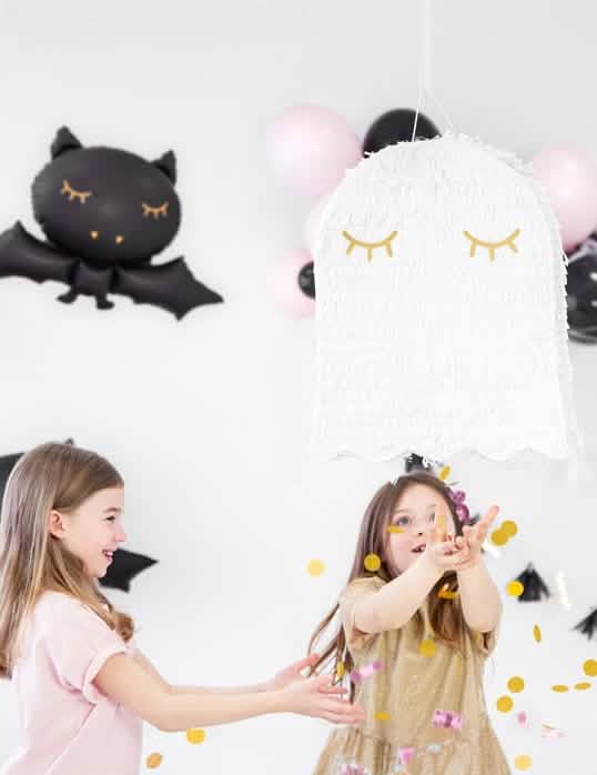 Encenação com crianças da pinhata fantasma para halloween