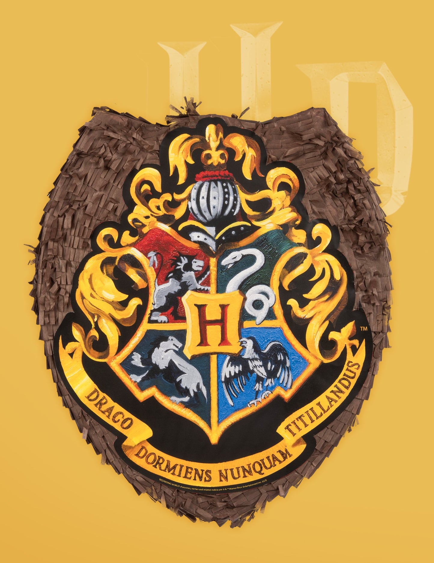 Gros plan sur le blason de Poudlard de la Piñata Harry Potter