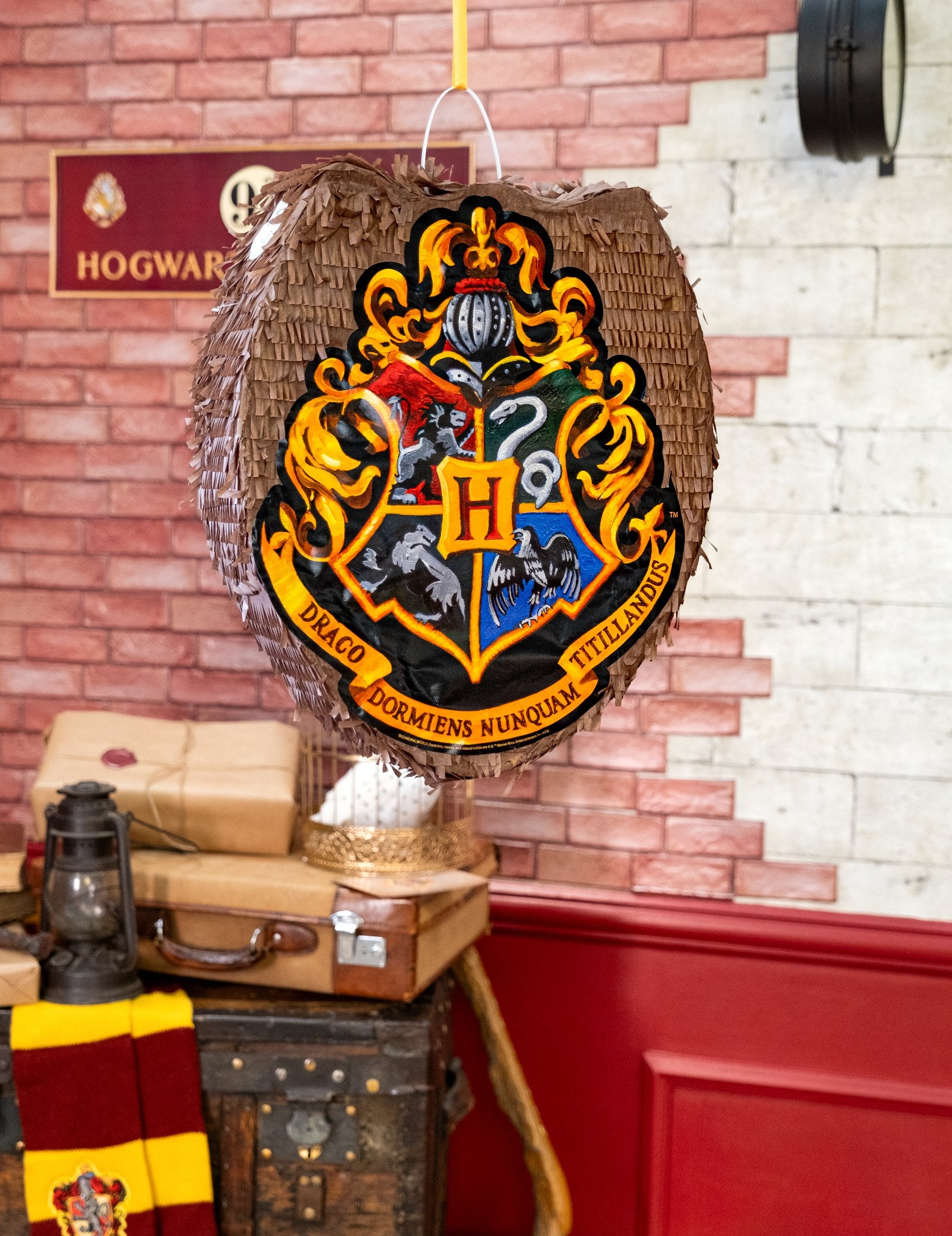 Mise en situation dans un décor Poudlard de la Piñata Harry Potter