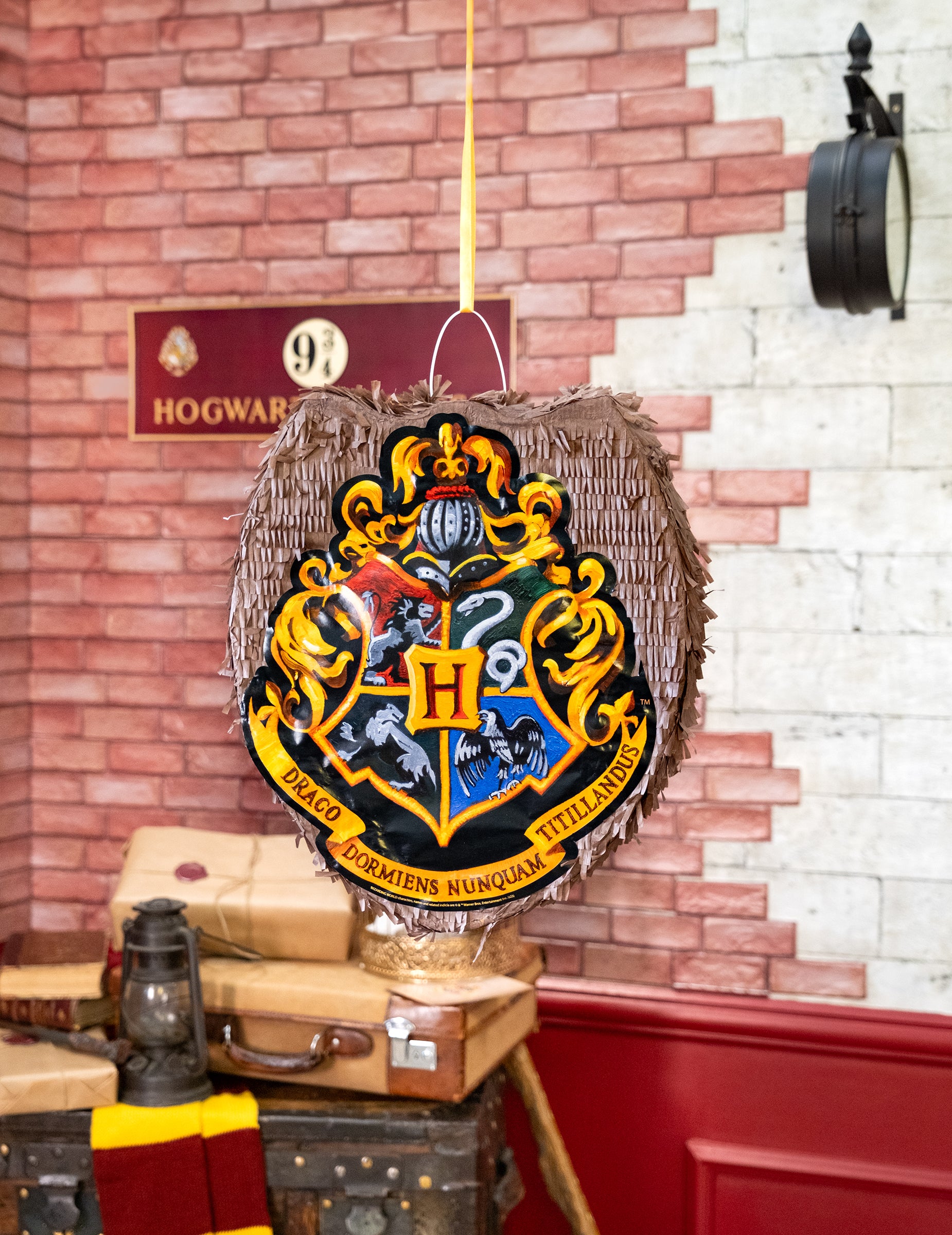 Mise en situation dans un décor Poudlard de la Piñata Harry Potter