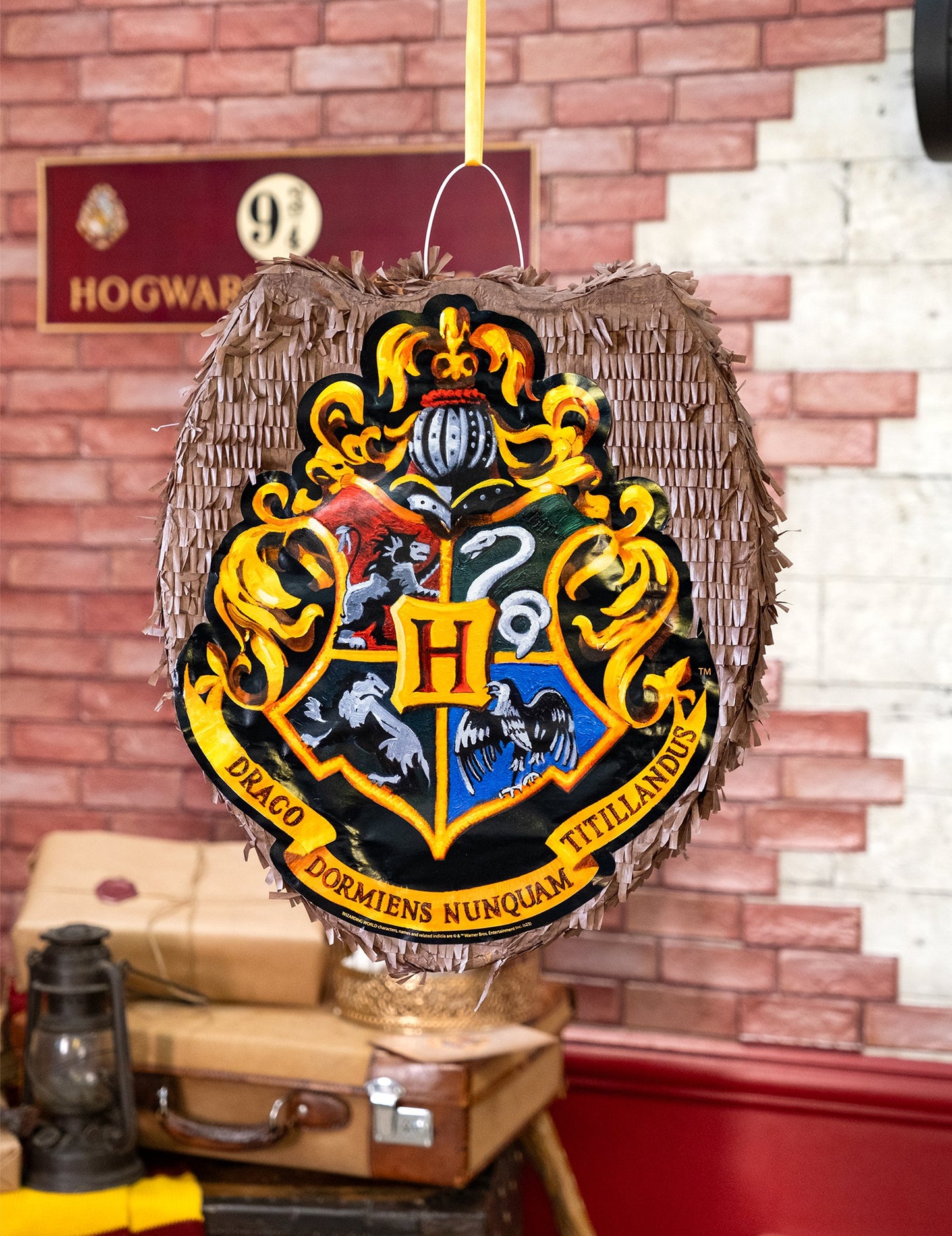 Piñata Harry Potter pour enfant marron avec blason de Poudlard