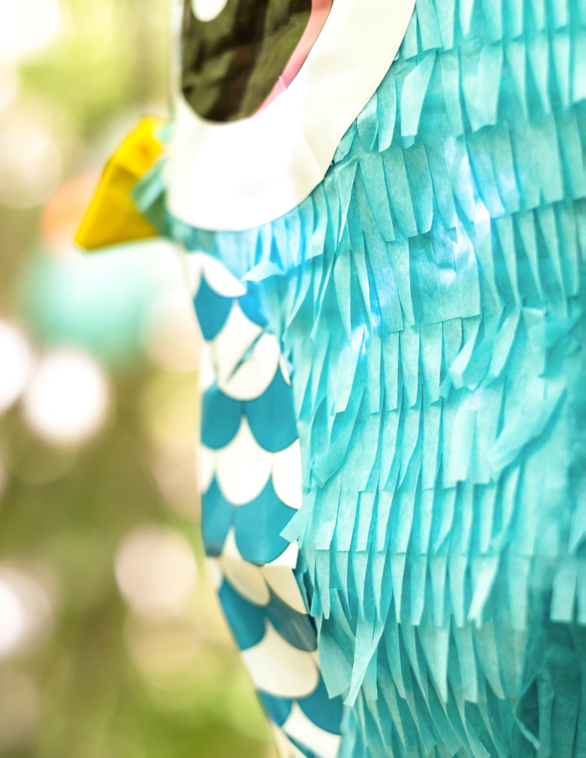 Gros plan sur les plumes en papier de la pinata hibou