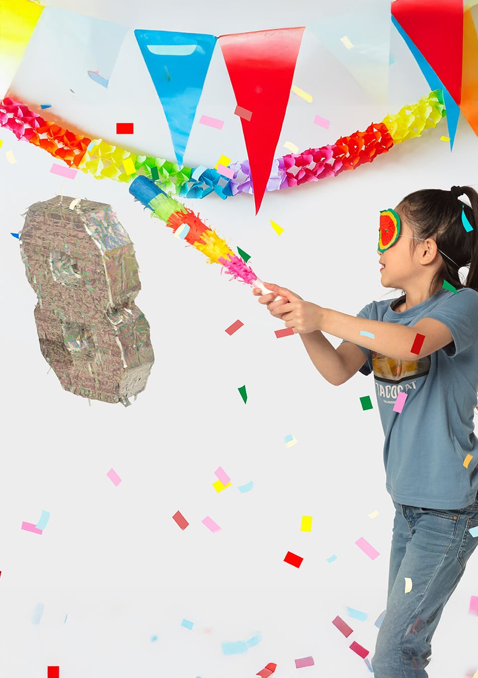 Mise en situation de la piñata chiffre 6 holographique argent à garnir