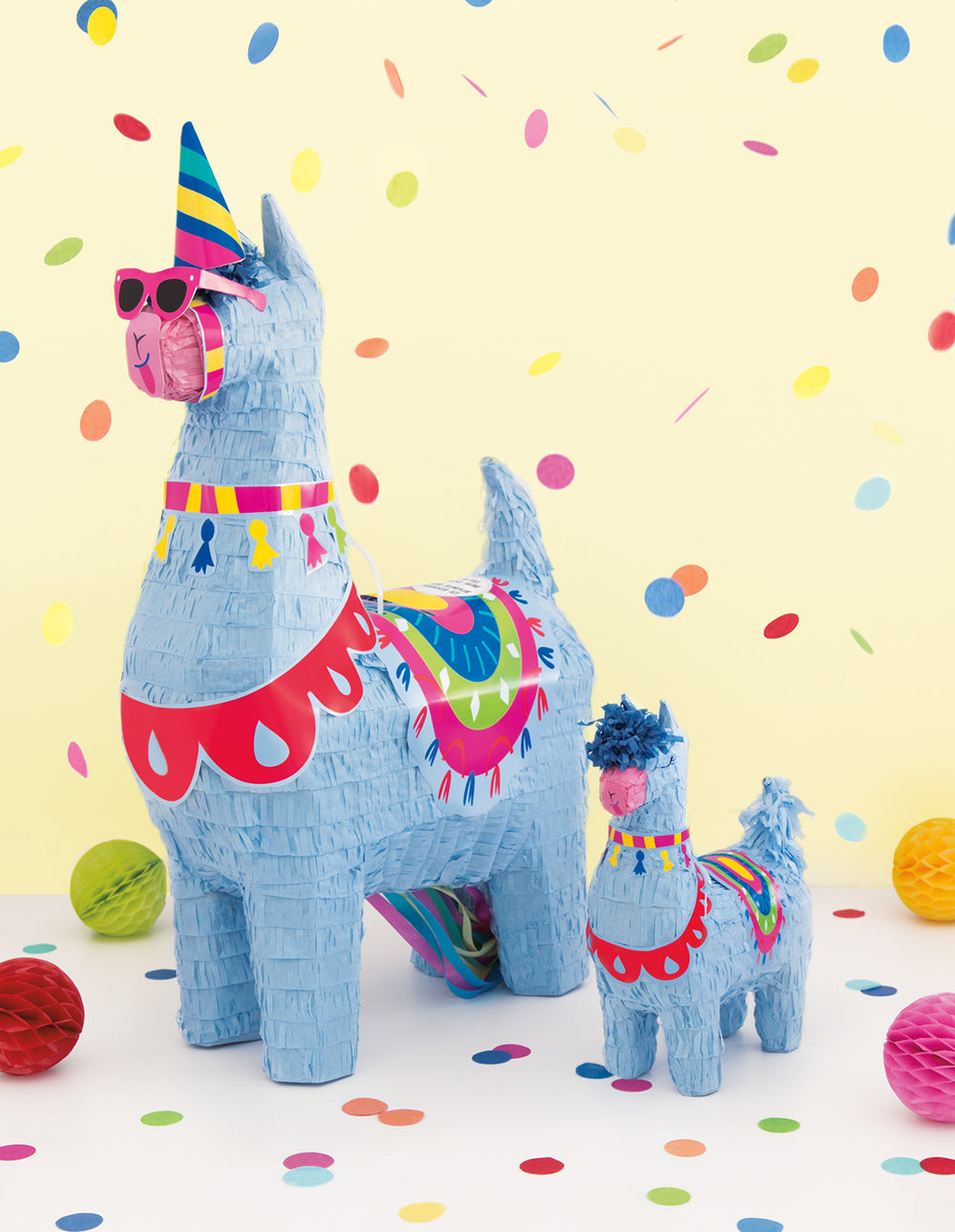 Duo avec le petit modèle de la piñata lama pour fête