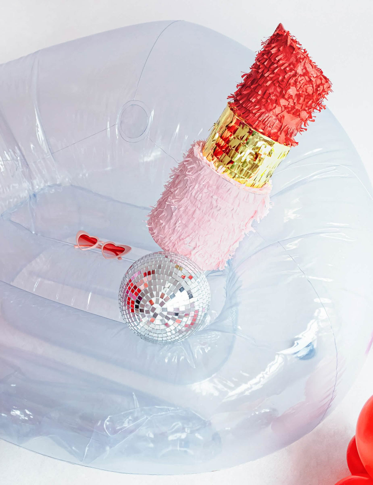 Cenário com bola de espelhos e óculos da piñata batom