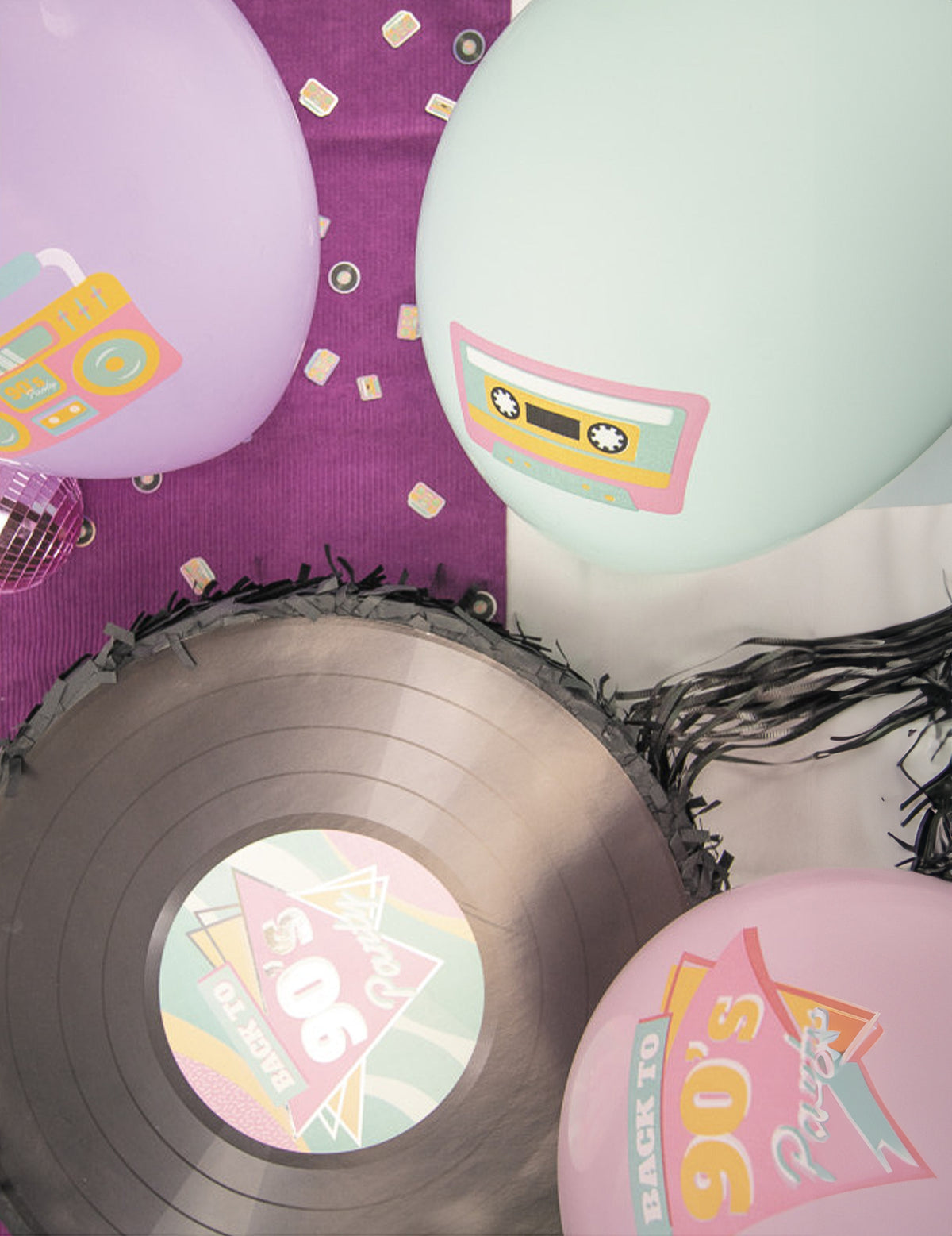 Vue de dessus des accessoires de la piñata vinyle années 90
