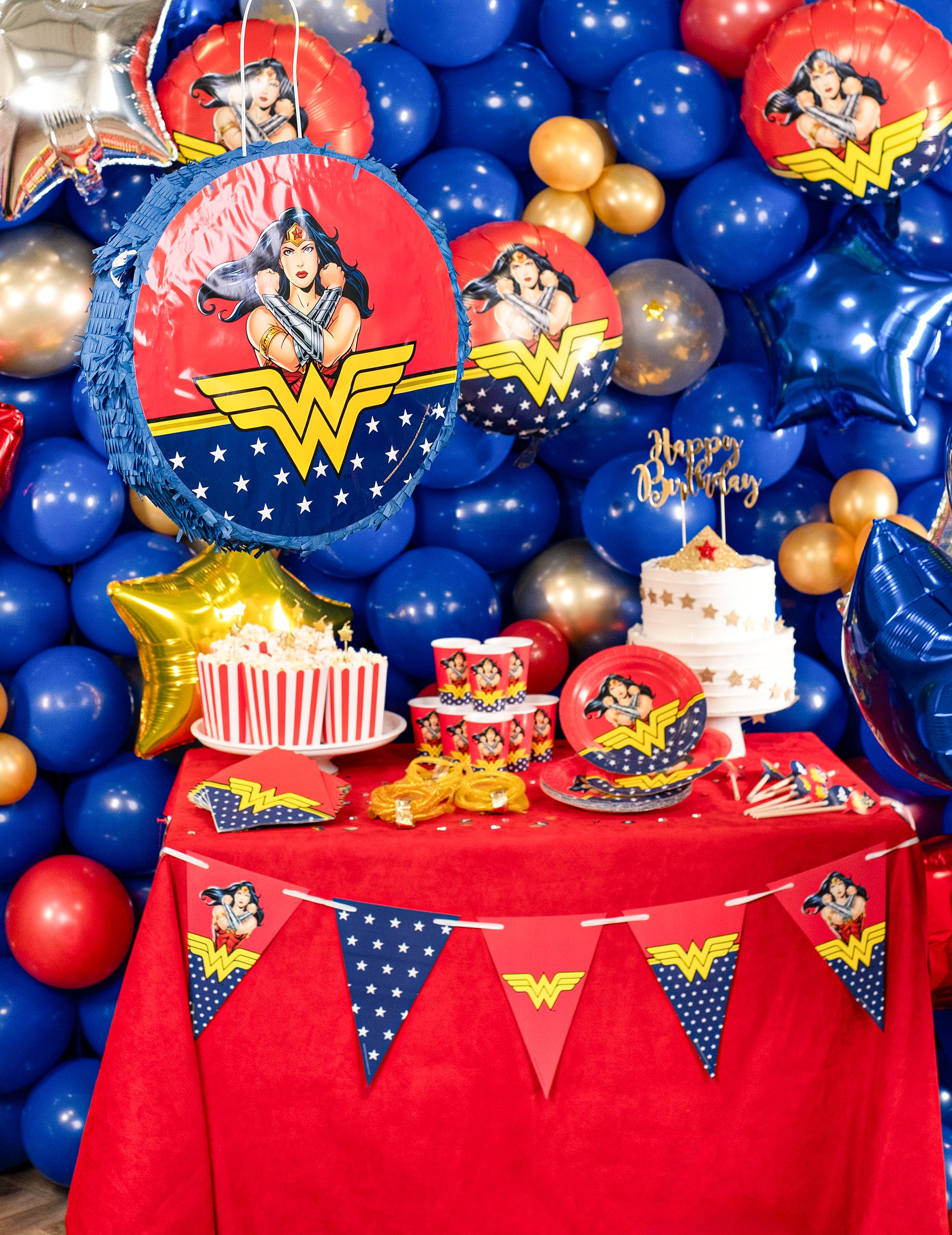 Mise en scène de fête de la Piñata Wonder Woman