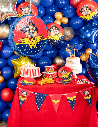 Mise en scène de fête de la Piñata Wonder Woman