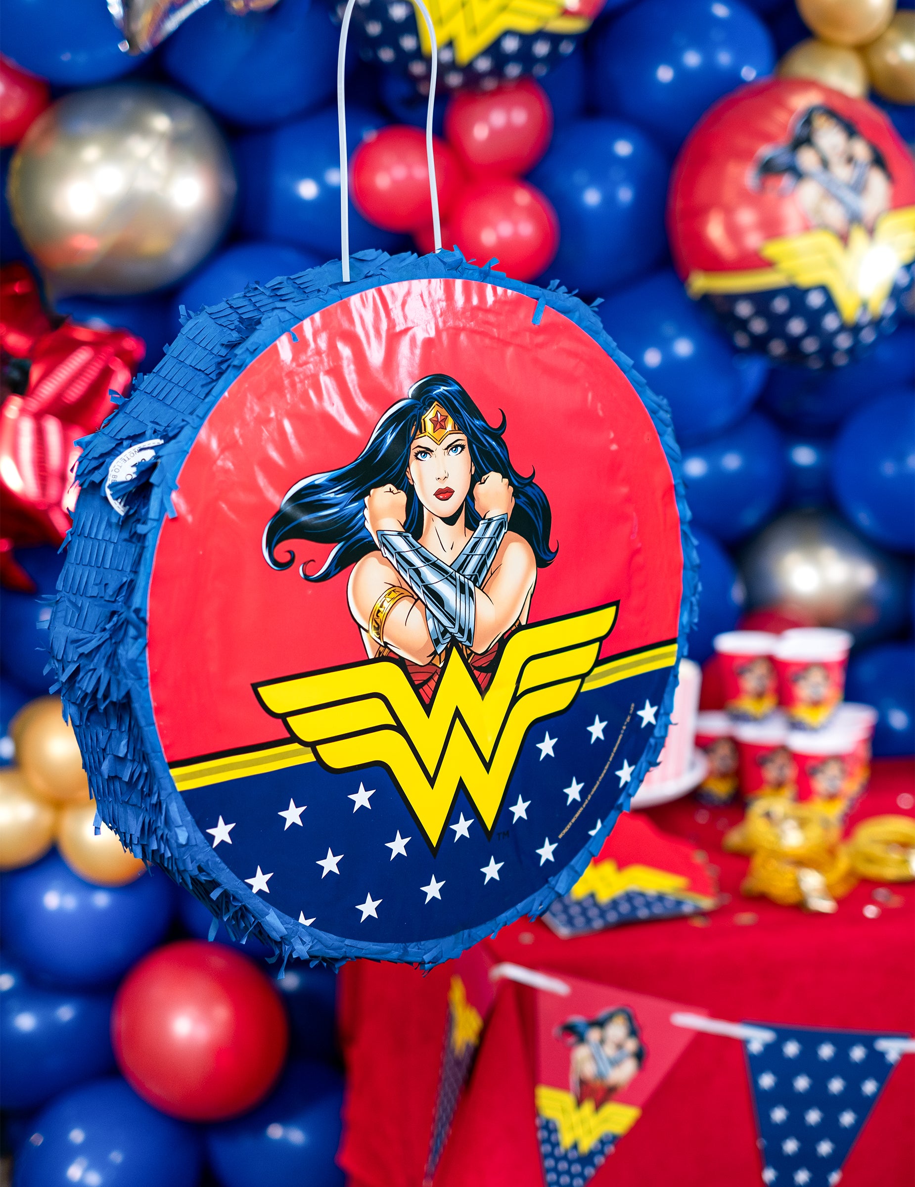 Vue suspendue dans un décor de fête de la Piñata Wonder Woman