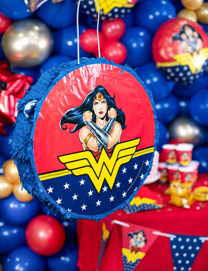 Vue suspendue dans un décor de fête de la Piñata Wonder Woman