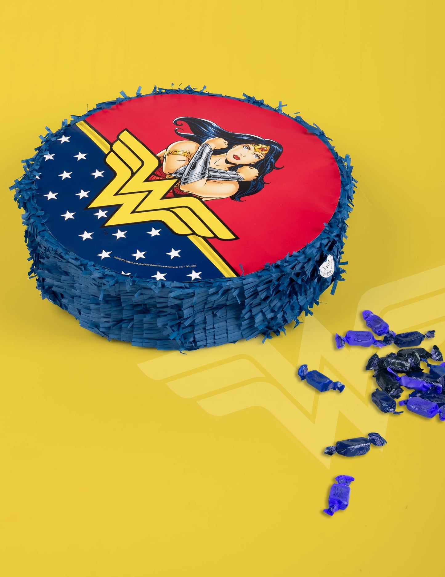 Vue d'ensemble avec bonbons de la Piñata Wonder Woman