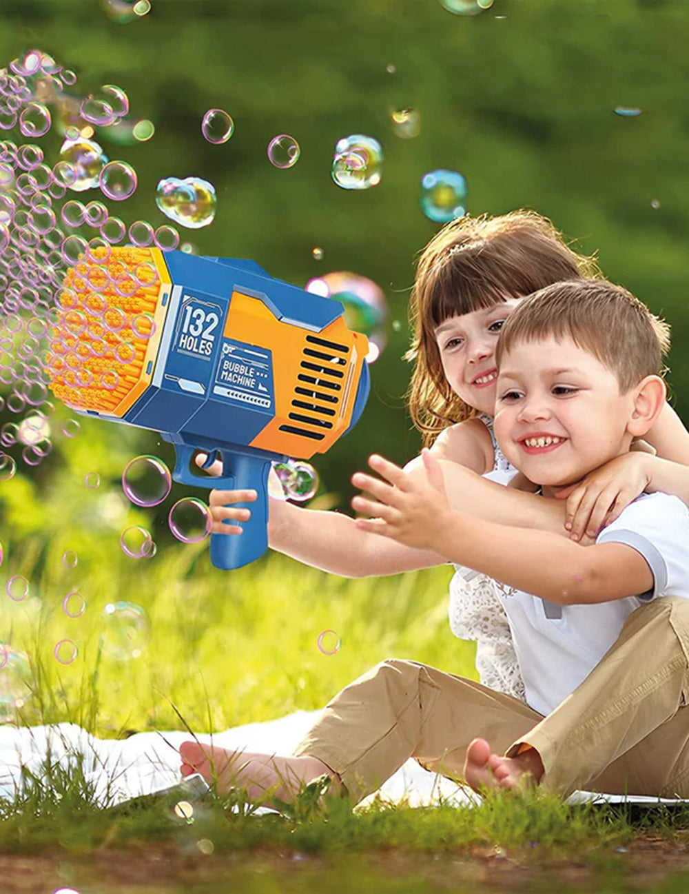 Enfants jouant avec le pistolet à bulles de savon pour enfant