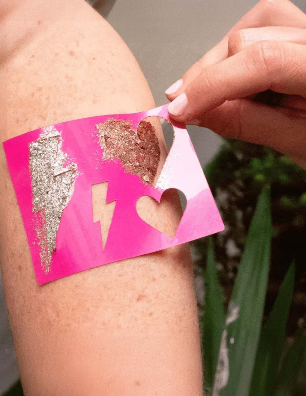 Pochoir de maquillage réutilisable éclairs et coeurs pour adulte rose