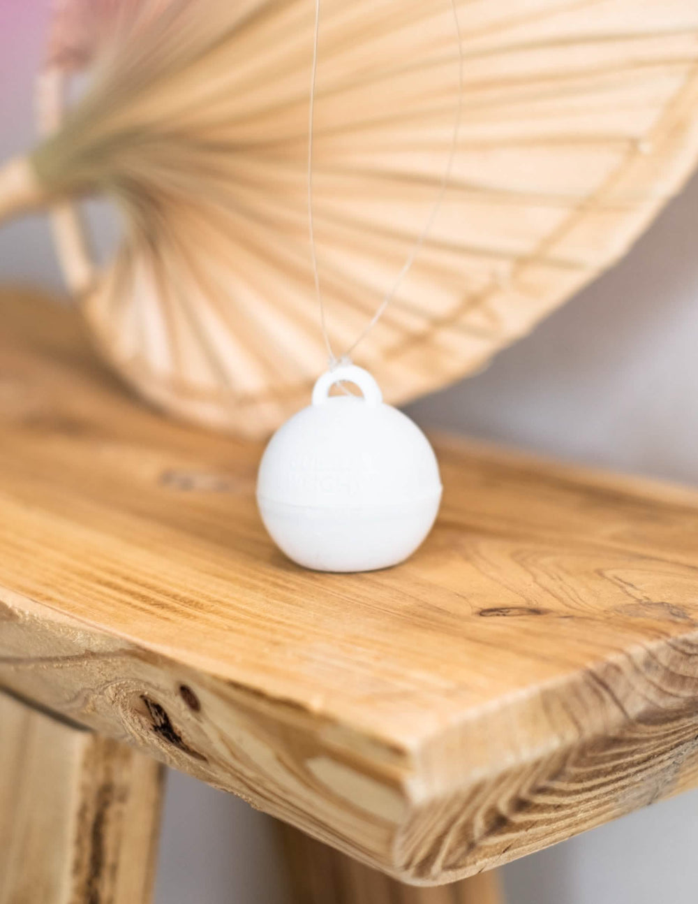 Detalhe do sistema de fixação do peso para balão de hélio branco