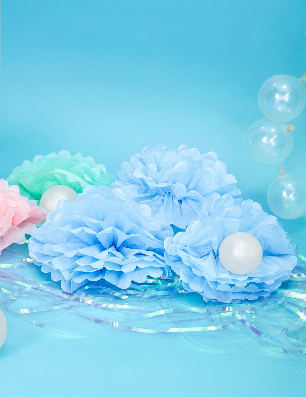 Composition décorative du pompon à suspendre en papier de soie pour décoration bleu ciel