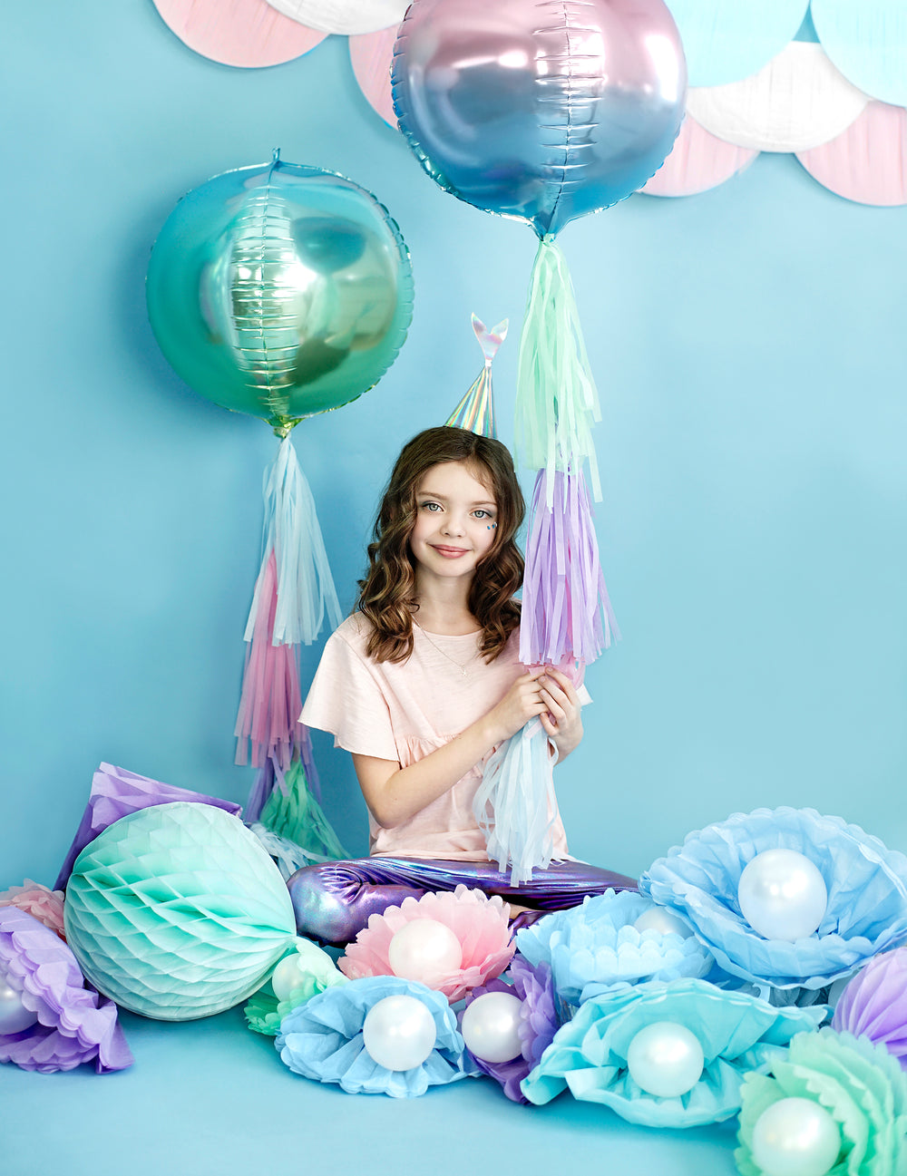 Mise en scène festive du pompon à suspendre en papier de soie pour décoration bleu ciel