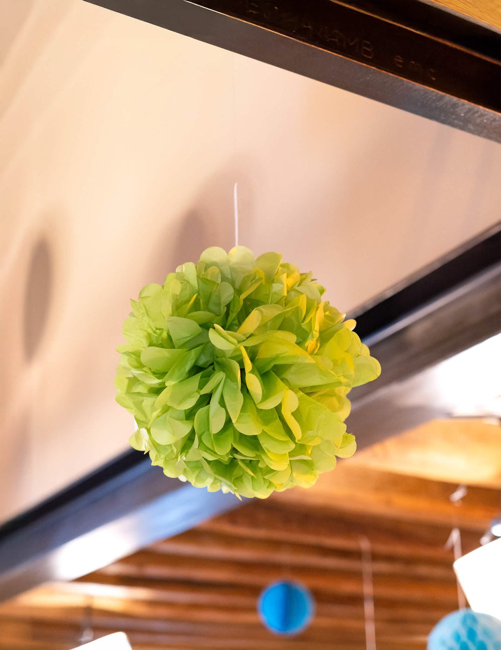 Mise en situação do pompom para pendurar em papel de seda verde limão