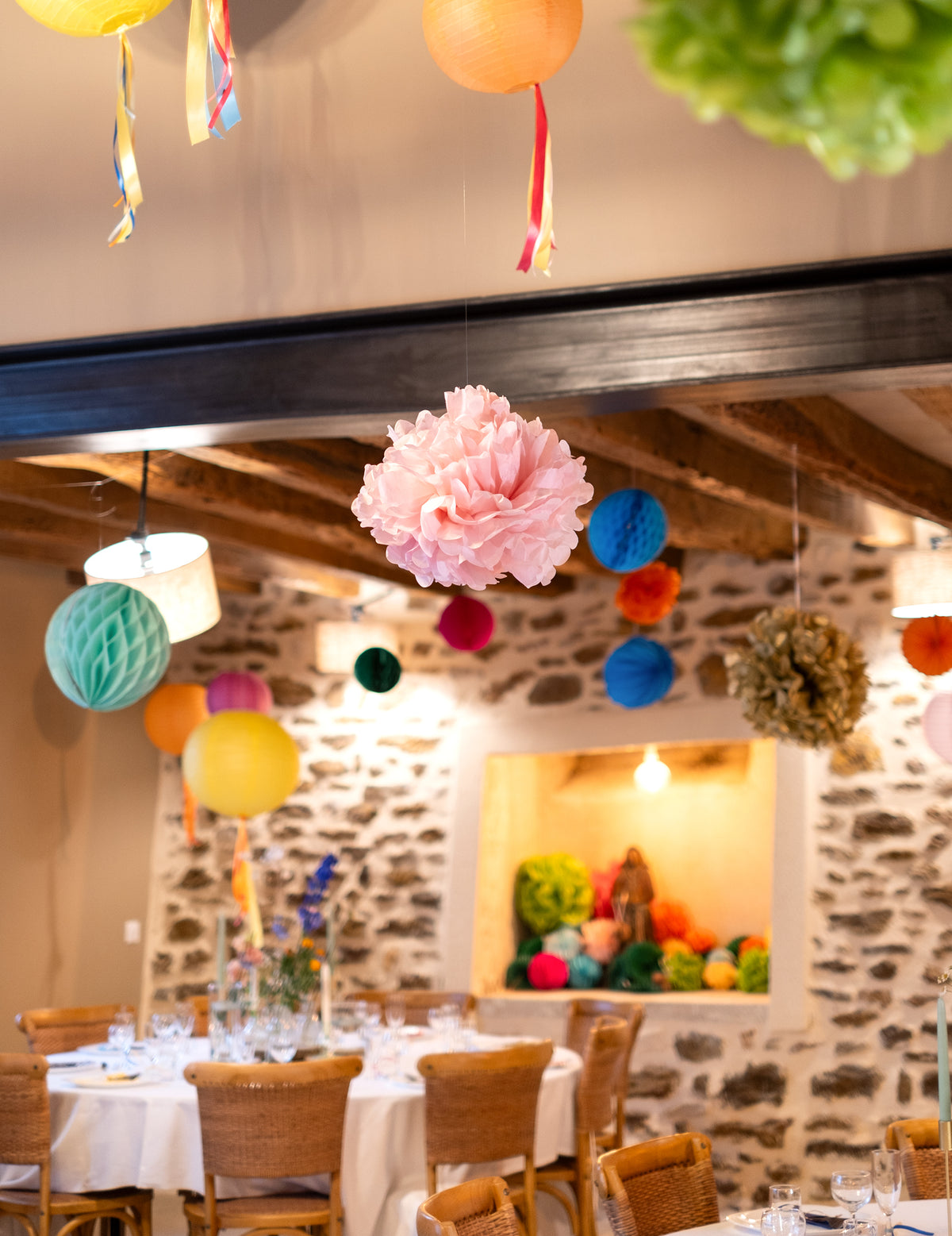 Mise en situation du pompon en papier boule décorative rose