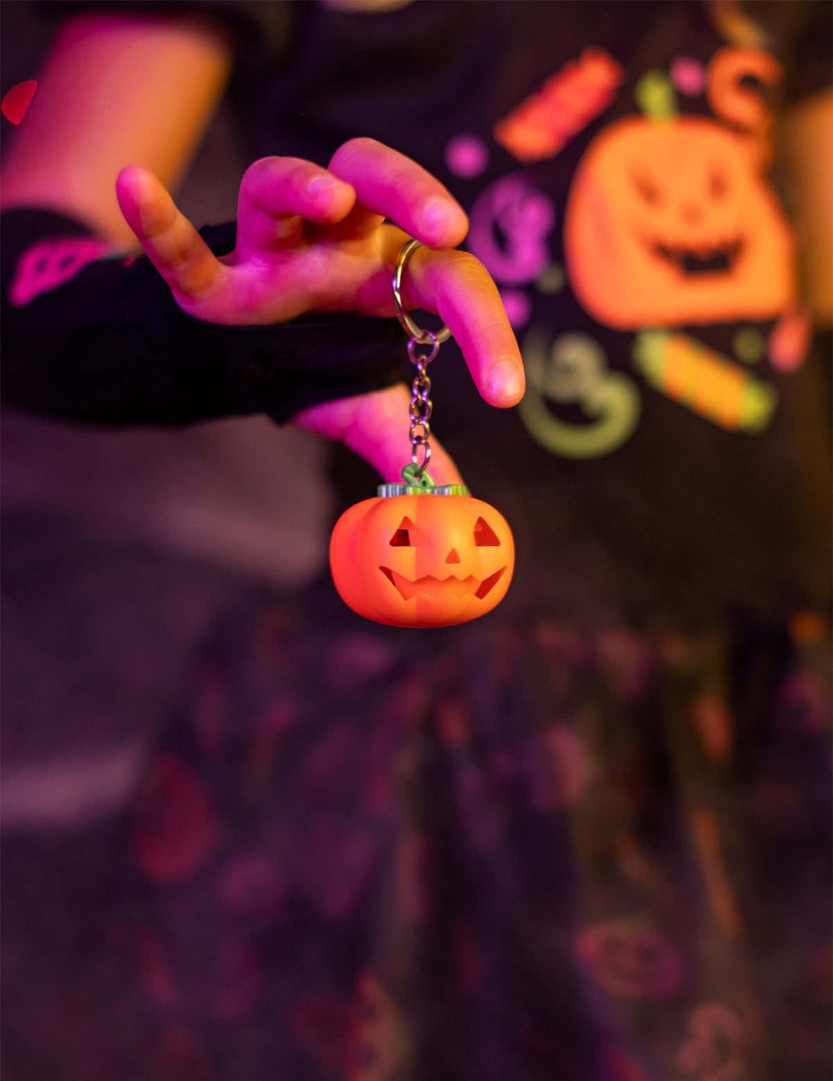 Pendentif tenu au doigt du porte-clé citrouille lumineux