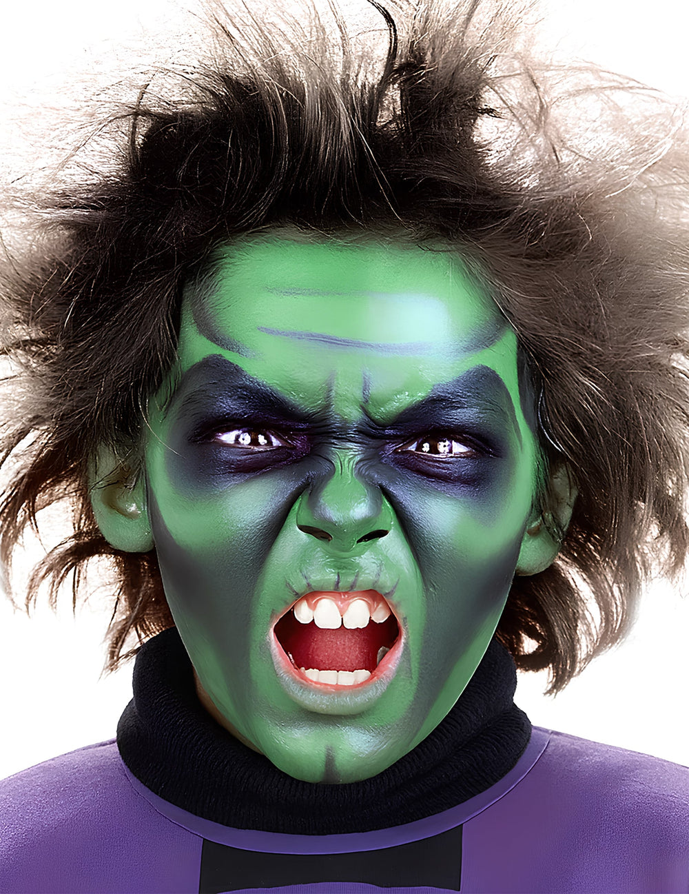 Gros plan sur le visage maquillé en monstre du maquillage professionnel à l'eau pour visage et corps vert