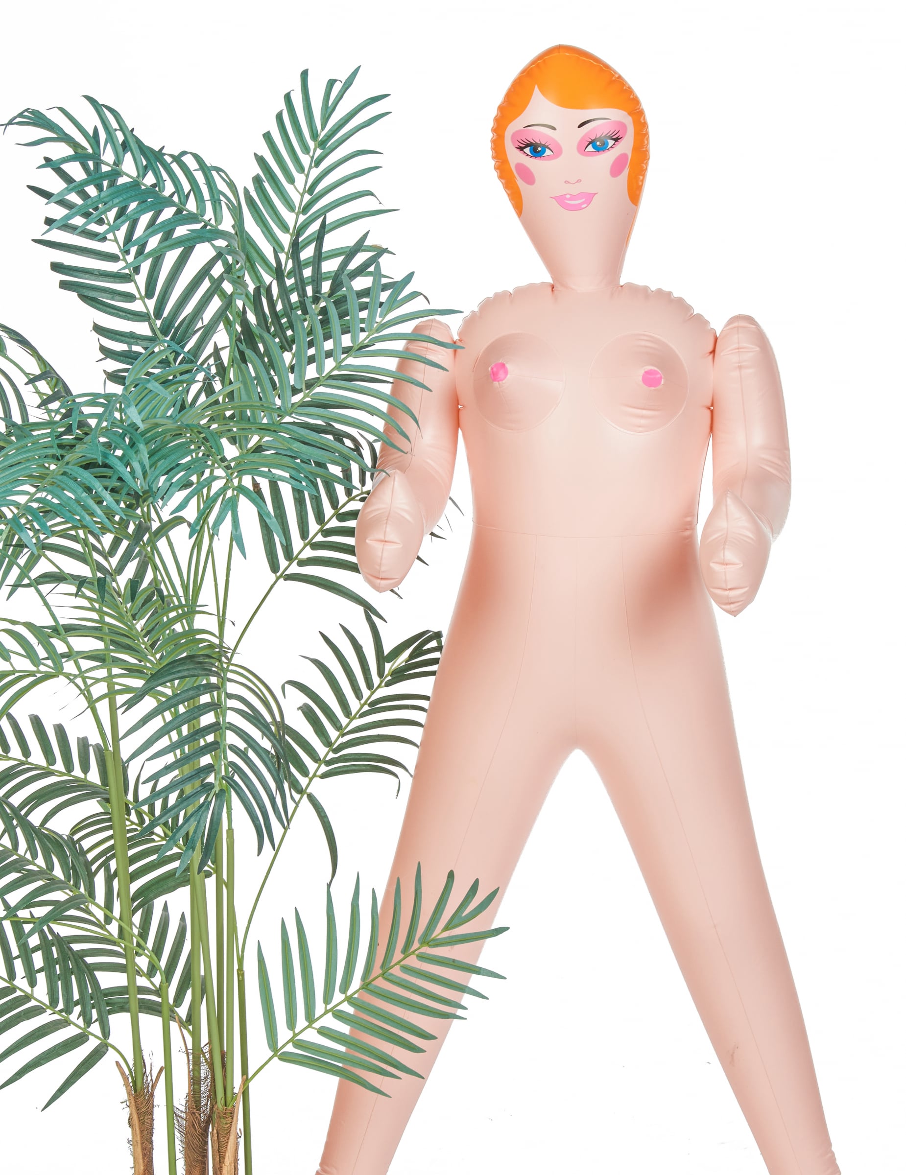 Mise en situation avec un palmier de la poupée gonflable femme pour adulte