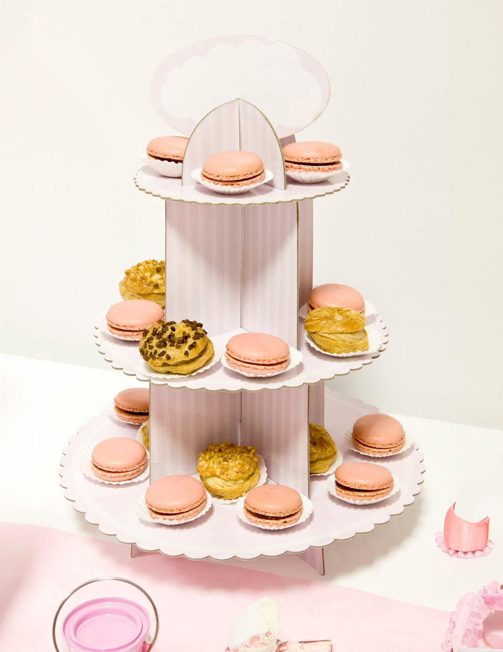Suporte para cupcake em cartão para aniversário branco e cor de rosa às riscas