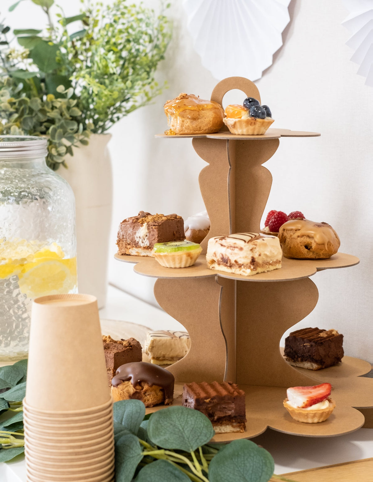 Mise en situation du présentoir à cupcake en carton kraft marron 3 étages