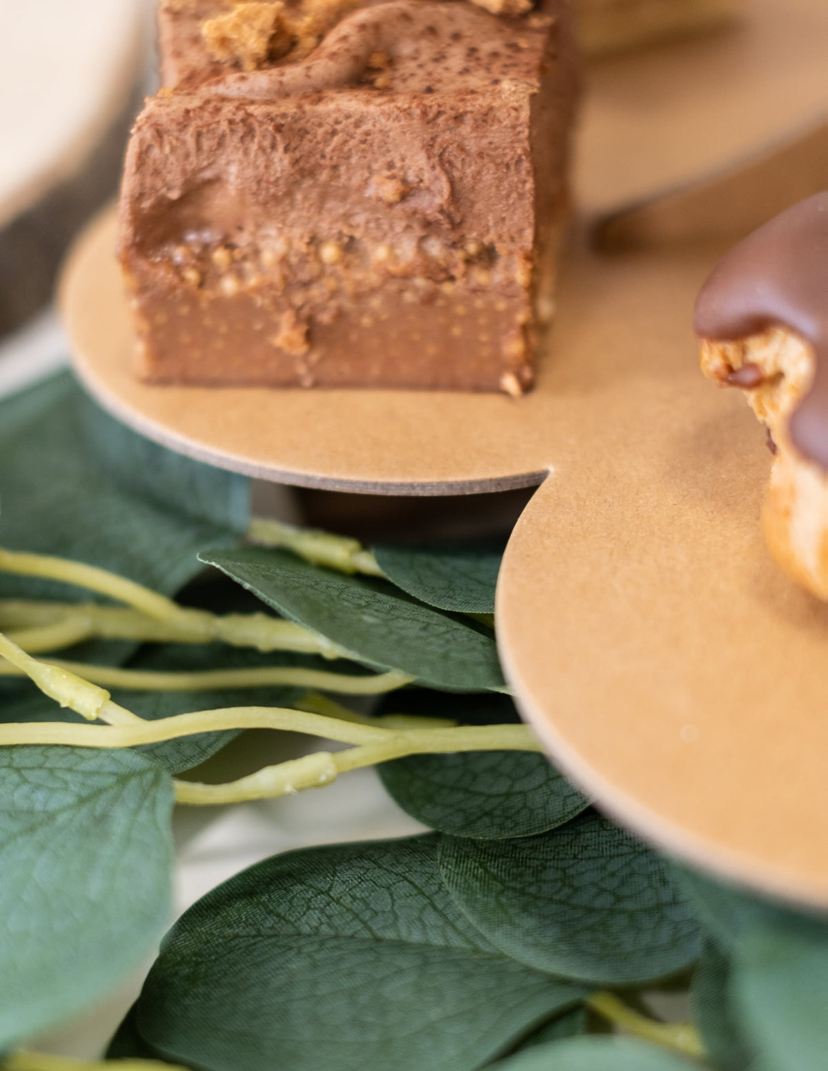 Détail du plateau du présentoir à cupcake en carton kraft marron 3 étages