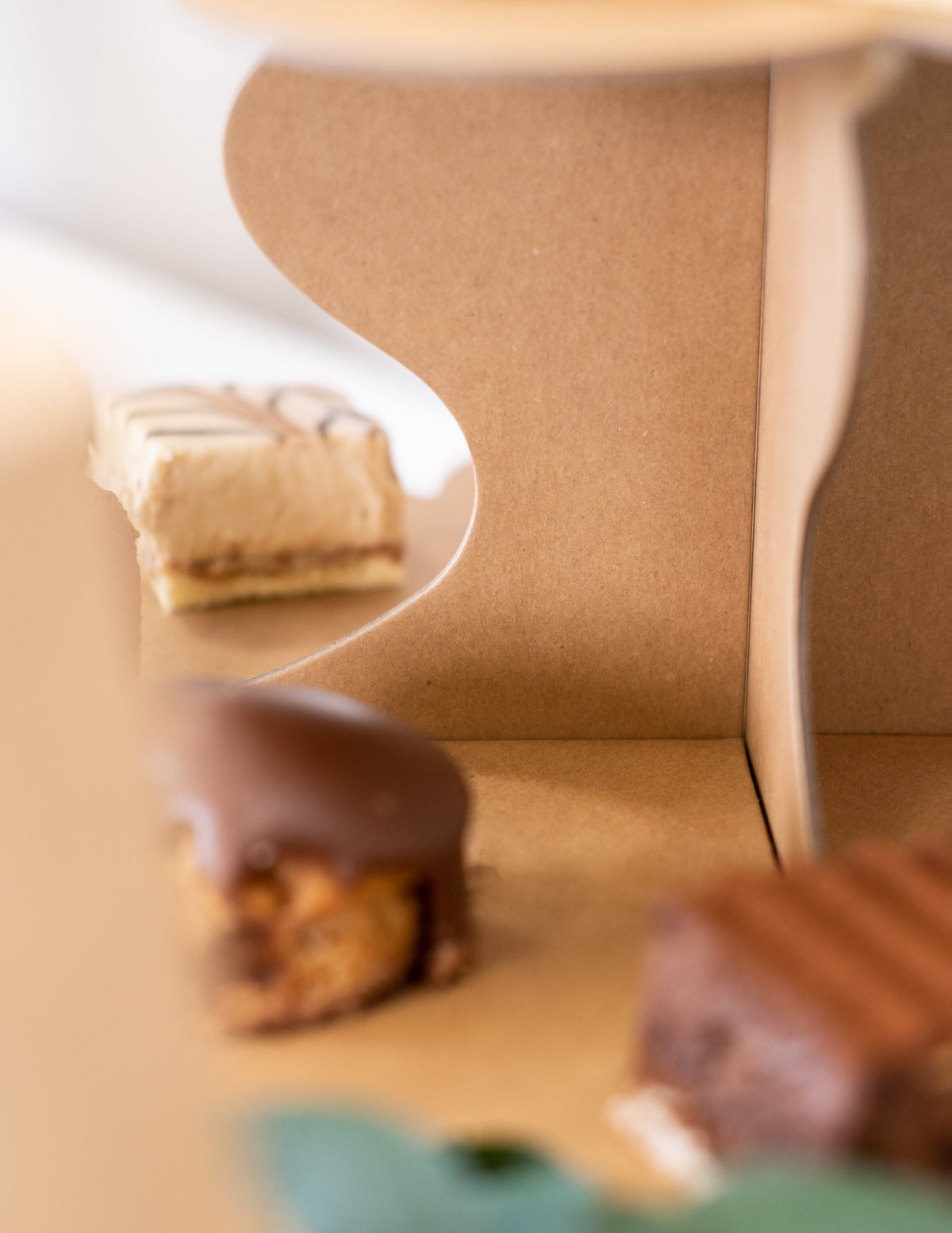 Gros plan sur la structure centrale du présentoir à cupcake en carton kraft marron 3 étages