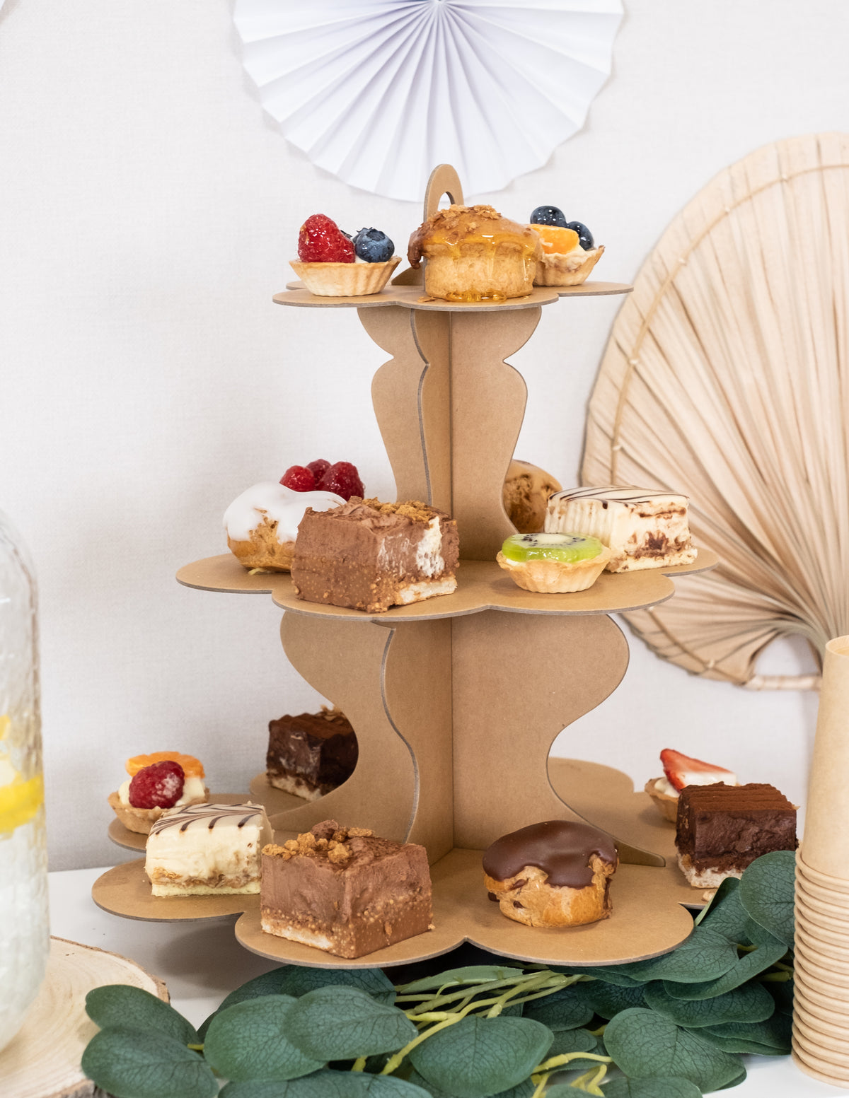Vue d'ensemble garnie du présentoir à cupcake en carton kraft marron 3 étages