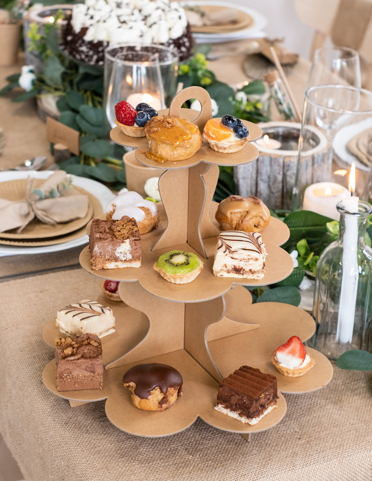 Mise en situation du présentoir à cupcake 3 étages en carton kraft