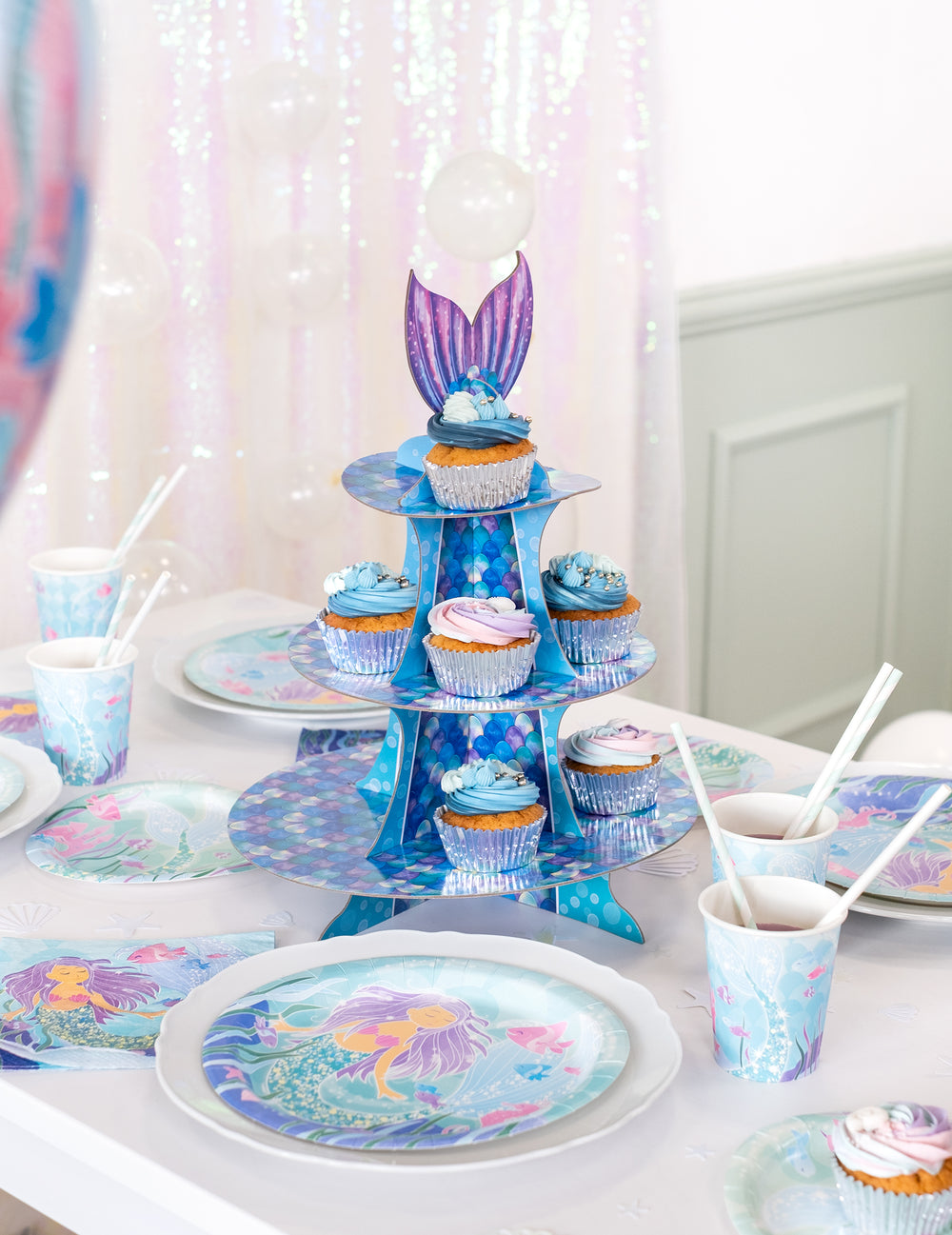 Mise en situation avec cupcakes et vaisselle du présentoir à cupcake sirène