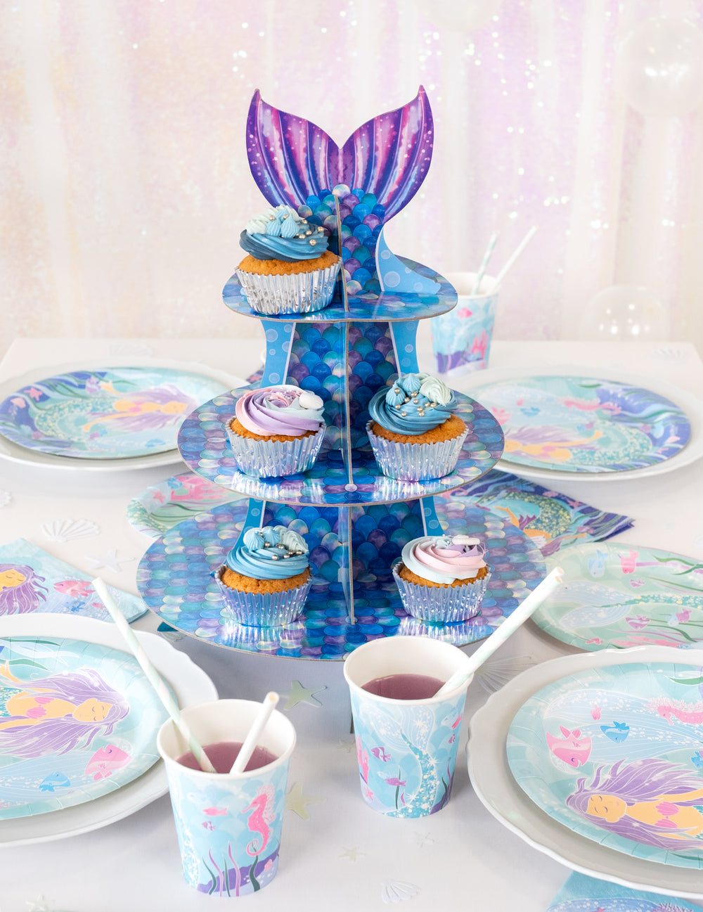 Vue d'ensemble sur une table de fête du présentoir à cupcake sirène