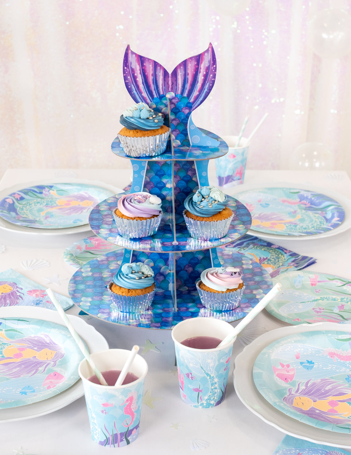 Vue d'ensemble sur une table de fête du présentoir à cupcake sirène