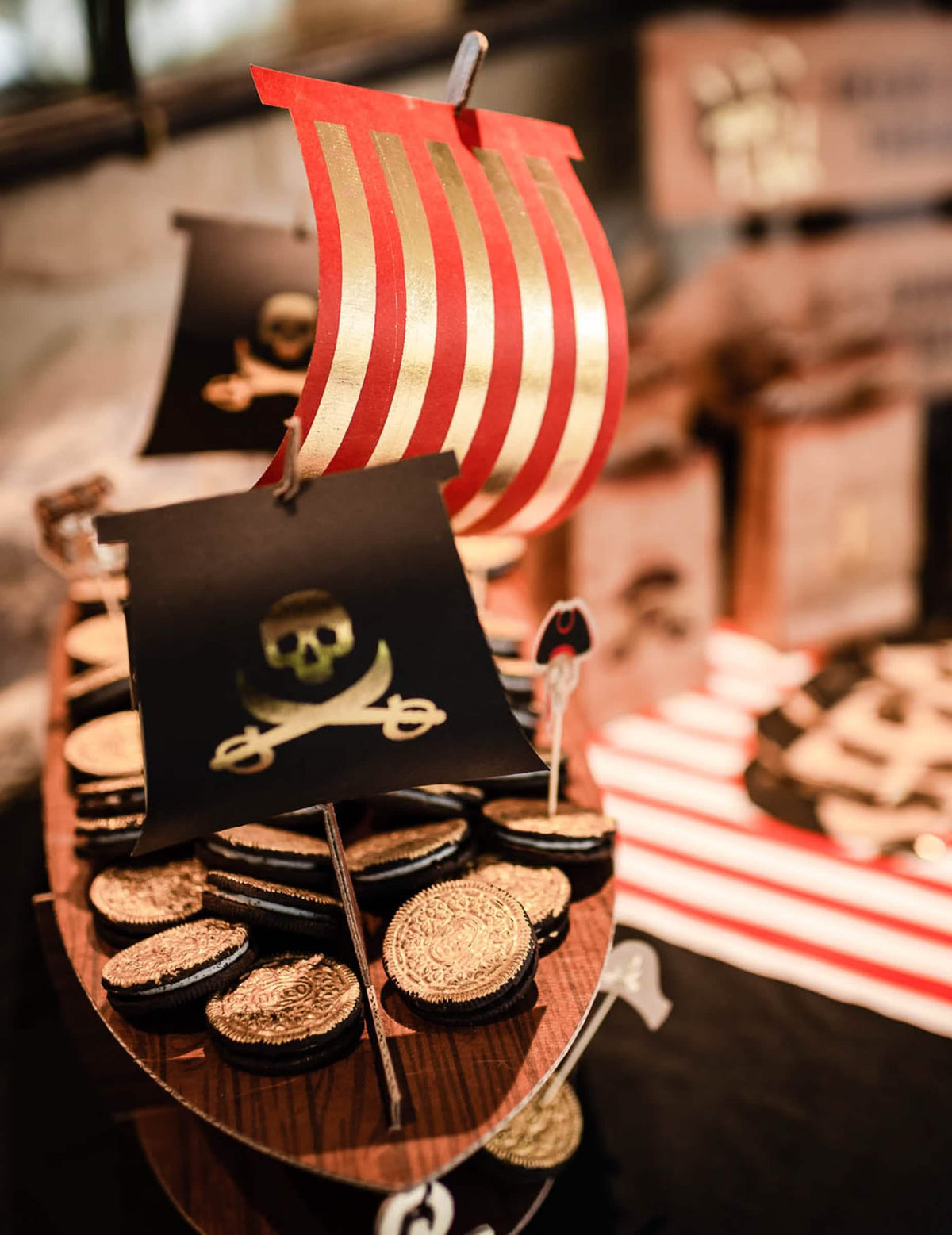 Detalhe das velas e dos bolos do expositor barco pirata para bolos