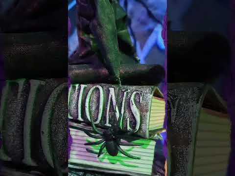 Décoration animée livres hantés de sorcière